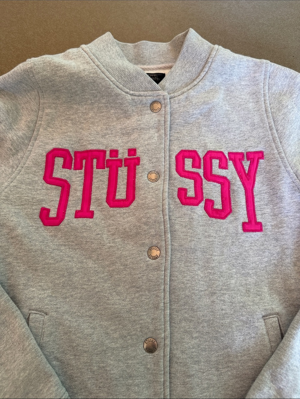 Stüssy Gray Varsity Snap Front Jacket Pink Logo Embroidered Size M Streetwear - Picture 2 of 7